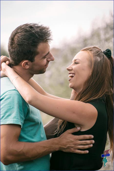 Vrouw en man die twijfels hebben over hun relatie